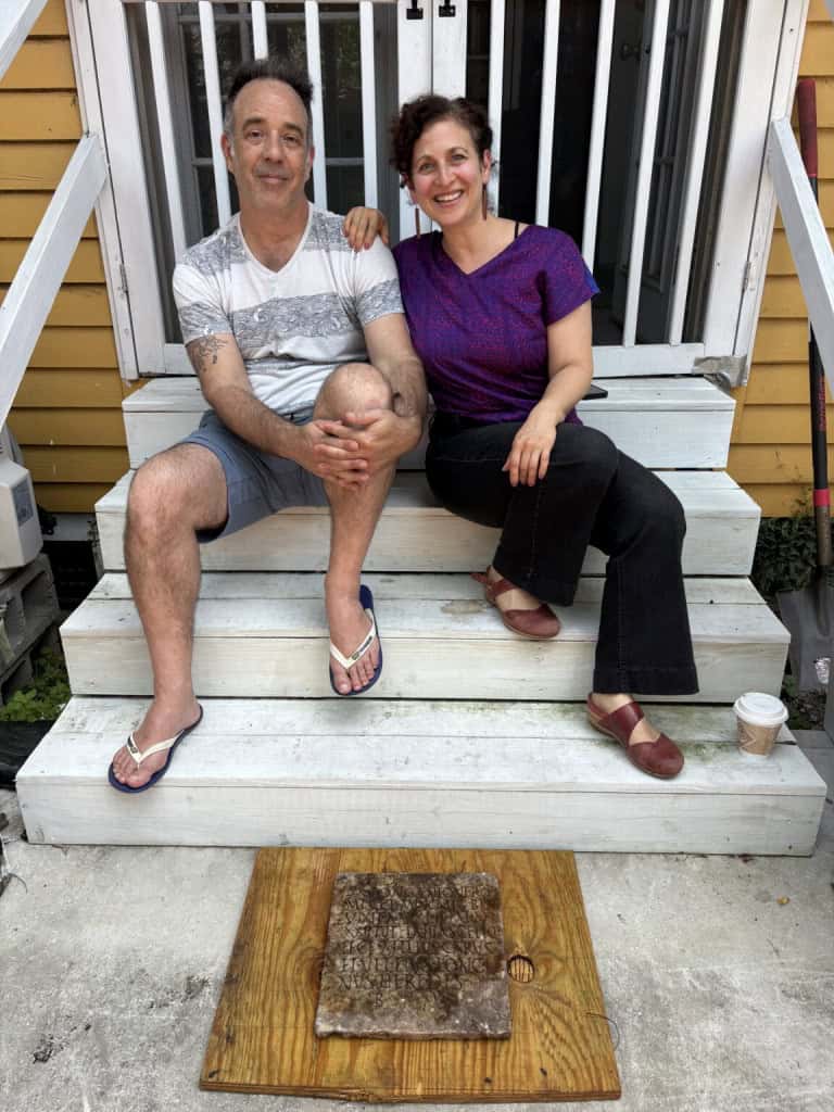 Lápide romana é encontrada em jardim nos EUA Um casal encontrou uma lápide romana de 1900 anos em seu quintal em Nova Orleans, nos Estados Unidos. Analises revelaram que o artefato é verídico e registra a morte de um soldado que viveu no século II. A origem do objeto é um mistério e pode estar ligada a um antigo caso da Segunda Guerra Mundial. Lápide romana é encontrada em jardim nos EUA