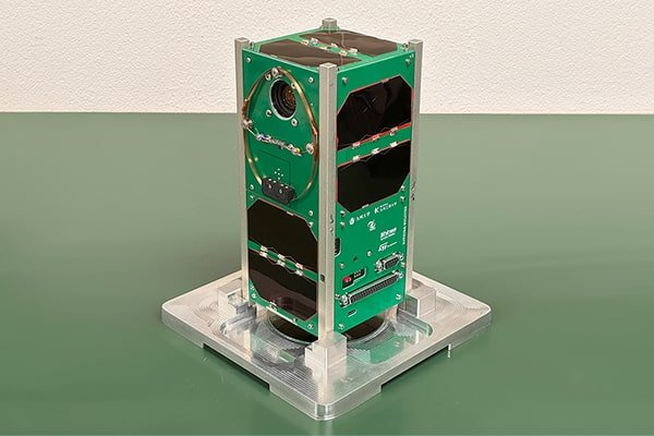 Japão lança três satélites cubo da estação espacial internacional A Agência Japonesa de Exploração Aeroespacial (JAXA) lançou três cubesats da Estação Espacial Internacional (ISS) no começo deste mês. Segundo um comunicado oficial, o trio de pequenos satélites irá investigar o clima, a agricultura e a atividade solar. Japão lança três satélites cubo da estação espacial internacional