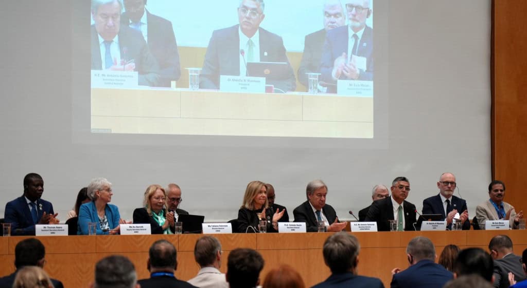 Alerta climático: ONU admite que meta de 1,5°C não será alcançada Em uma admissão que marca um momento crucial na luta contra as mudanças climáticas, o secretário-geral das Nações Unidas, António Guterres, declarou nesta quarta-feira que a meta de limitar o aquecimento global a 1,5°C acima dos níveis pré-industriais não será alcançada. O anúncio foi feito durante reunião na Organização Meteorológica Mundial (OMM). Alerta climático: ONU admite que meta de 1,5°C não será alcançada