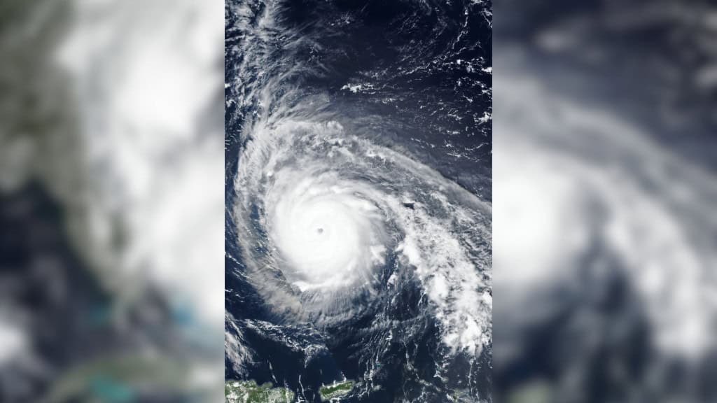 A ‘dança’ dos furacões: Imelda e Humberto giram lado a lado no Atlântico Dois furacões no Atlântico “dançam” num fenômeno raro da meteorologia. Chamado de efeito Fujiwhara, ele acontece quando dois ciclones tropicais ficam tão próximos que passam a interagir entre si, girando em torno de um ponto comum. Imagem de satélite do furacão Humberto no Atlântico