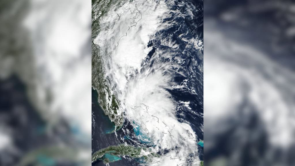 A ‘dança’ dos furacões: Imelda e Humberto giram lado a lado no Atlântico Dois furacões no Atlântico “dançam” num fenômeno raro da meteorologia. Chamado de efeito Fujiwhara, ele acontece quando dois ciclones tropicais ficam tão próximos que passam a interagir entre si, girando em torno de um ponto comum. Visão de satélite do furacão Imelda no Atlântico