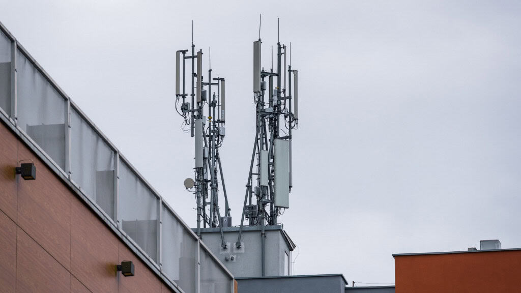 Rede de Telecomunicações – Antenas transmissoras do sistema GSM no telhado do edifício.
