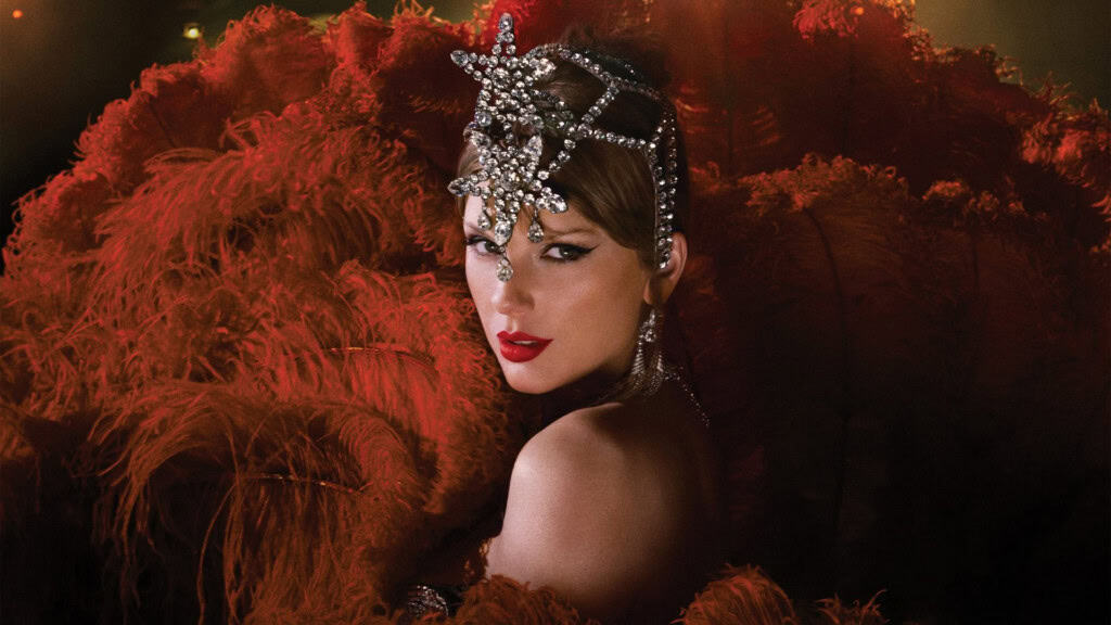 Taylor Swift é acusada de usar IA em vídeos de campanha no Google O lançamento do 12º álbum de Taylor Swift, The Life of a Showgirl, ganhou uma ação interativa online que dividiu opiniões entre os fãs. A cantora criou, em parceria com o Google, uma espécie de caça ao tesouro digital que levou milhões de pessoas a buscarem por “Taylor Swift” na plataforma para desbloquear vídeos e pistas sobre o novo projeto. Taylor Swift no novo álbum The Life of a Showgirl
