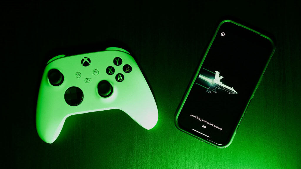 Como cancelar o Xbox Game Pass? O aumento de preços do Xbox Game Pass não agradou a todos. Porém, não é difícil cancelar a assinatura, caso queira evitar o gasto extra: basta acessar o site da Microsoft e fazer o ajuste na conta para não receber a cobrança seguinte. Controle de Xbox ao lado de iPhone carregando jogo no Xbox Cloud Gaming