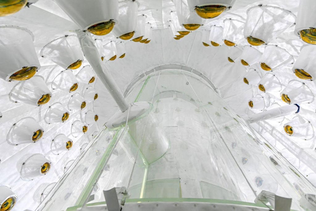 Detector mega sensível desafia atual hipótese da matéria escura No interior de uma mina na Dakota do Sul, nos Estados Unidos, está um complexo laboratório com o detector LUX-ZEPLIN (LZ). Composto por uma dupla de tanques de titânio cheios de xenônio líquido, esse equipamento está no subsolo para evitar a interferência de partículas cósmicas, corpos que podem abafar os sinais da misteriosa matéria escura. Detector mega sensível desafia atual hipótese da matéria escura