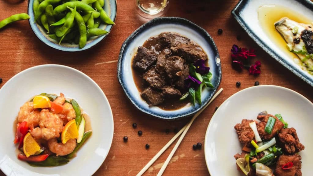 Mesa com cinco pratos de receitas diferentes