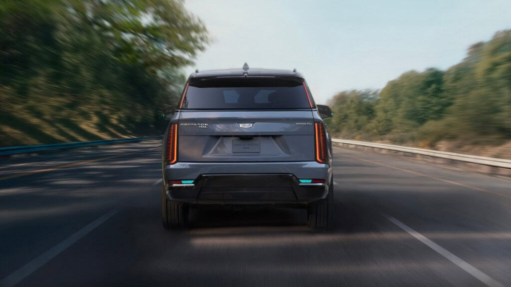 Dirigir sem olhar: GM promete nova direção autônoma para 2028 A General Motors (GM) anunciou uma série de novos recursos para a sua próxima geração de veículos inteligentes. O grande destaque é a tecnologia de direção autônoma “hands off, eyes off” no Cadillac Escalade IQ, previsto para 2028. Teoricamente, os motoristas poderão assistir a um filme enquanto o veículo transita pelas rodovias. GM