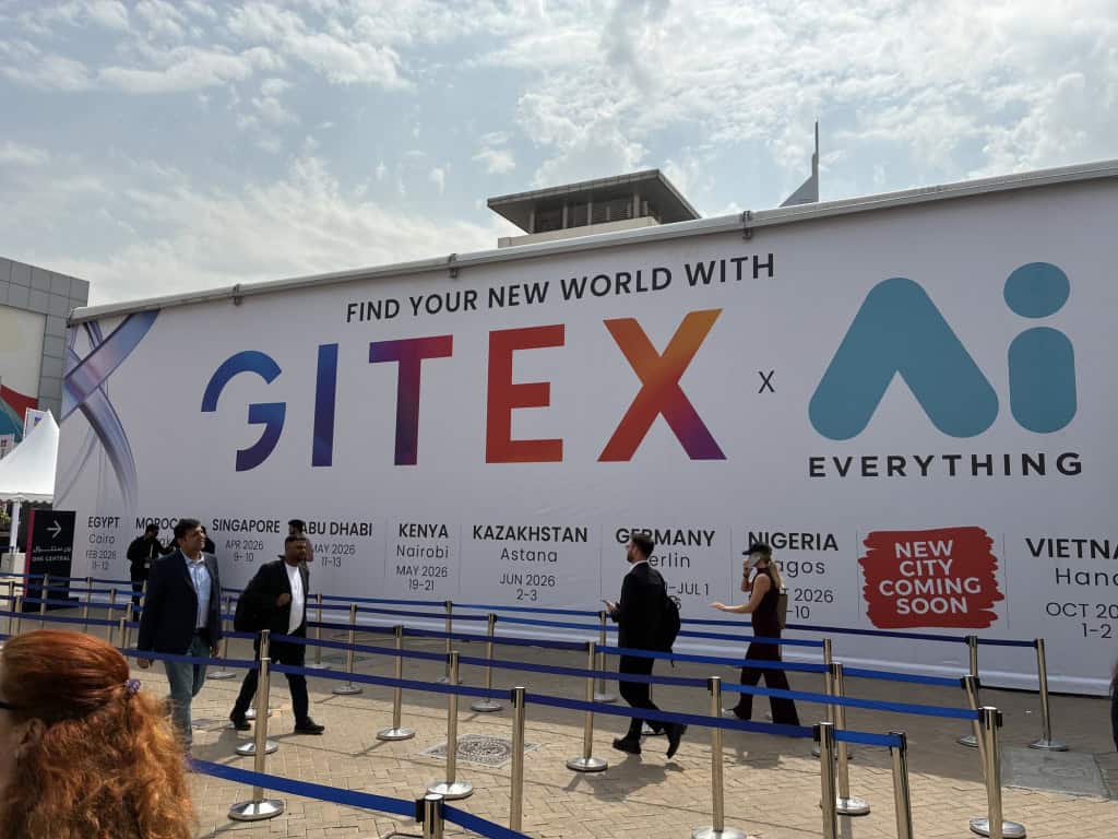 GITEX 2025: “Pai” do ChatGPT, Sam Altman esboça os próximos passos da tecnologia Volte 5 anos no tempo, para 2020. Se você descrevesse tudo o que uma inteligência artificial é capaz de fazer, talvez parecesse uma maluquice. É assim que o CEO da OpenAI, Sam Altman, respondeu a uma pergunta sobre a projeção para a tecnologia nos próximos anos. O executivo concedeu entrevista por videoconferência durante a GITEX Global, uma feira de tecnologia realizada em Dubai. gitex 2025