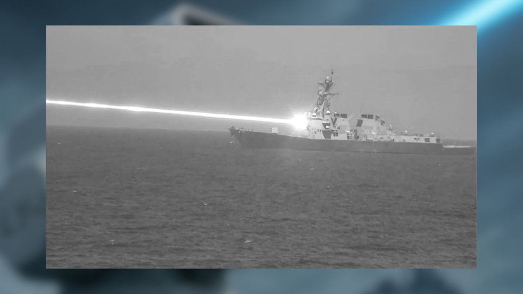 LY-1: o laser naval que a China diz ser mais forte que o dos Estados Unidos A China apresentou o LY-1, nova arma a laser desenvolvida para navios de guerra, durante um desfile militar em Pequim recentemente. E o equipamento teria potência de até 250 quilowatts, suficiente para derrubar drones e mísseis em pleno voo, segundo a mídia estatal e revistas militares do país. Imagem de navio disparando arma a laser HELIOS, dos Estados Unidos