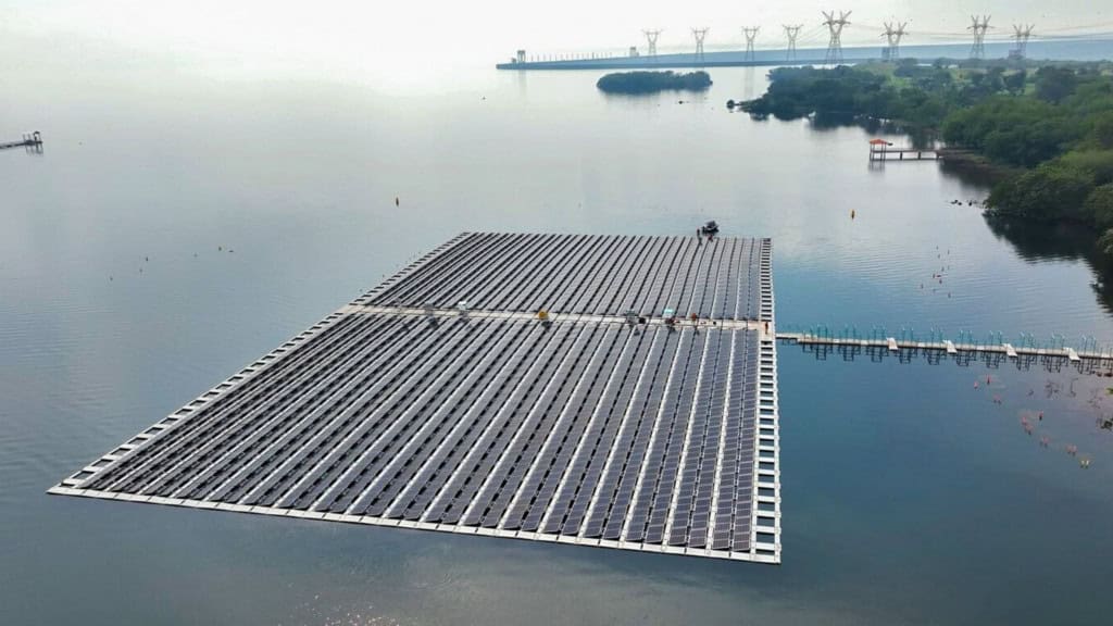 Com ‘ilha solar’, Itaipu começa a testar outros jeitos de gerar energia A usina de Itaipu, na fronteira entre Brasil e Paraguai, concluiu a montagem da sua primeira “ilha solar” flutuante no reservatório do Rio Paraná. O projeto-piloto, formado por mais de 1,5 mil painéis fotovoltaicos, deve começar a gerar energia em novembro. Ilha solar da usina Itaipu vista de cima