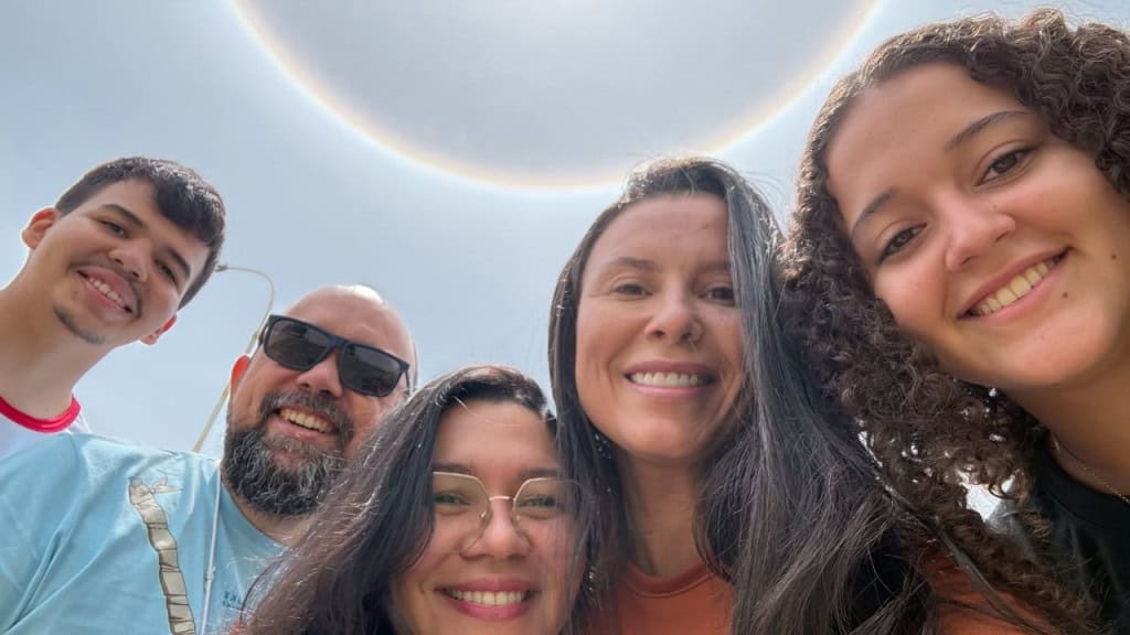 Fenômeno óptico forma anel em torno do Sol no céu do Acre Alunos e professores do Instituto Federal do Acre (Ifac), no campus de Sena Madureira, se encantaram com um belo arco ao redor do Sol na tarde desta terça-feira (14). Eles não perderam tempo e resolveram registrar o fenômeno (chamado halo solar) com fotos de tirar o fôlego, transformando o momento em uma verdadeira aula prática sobre óptica atmosférica. Fenômeno óptico forma anel em torno do Sol no céu do Acre