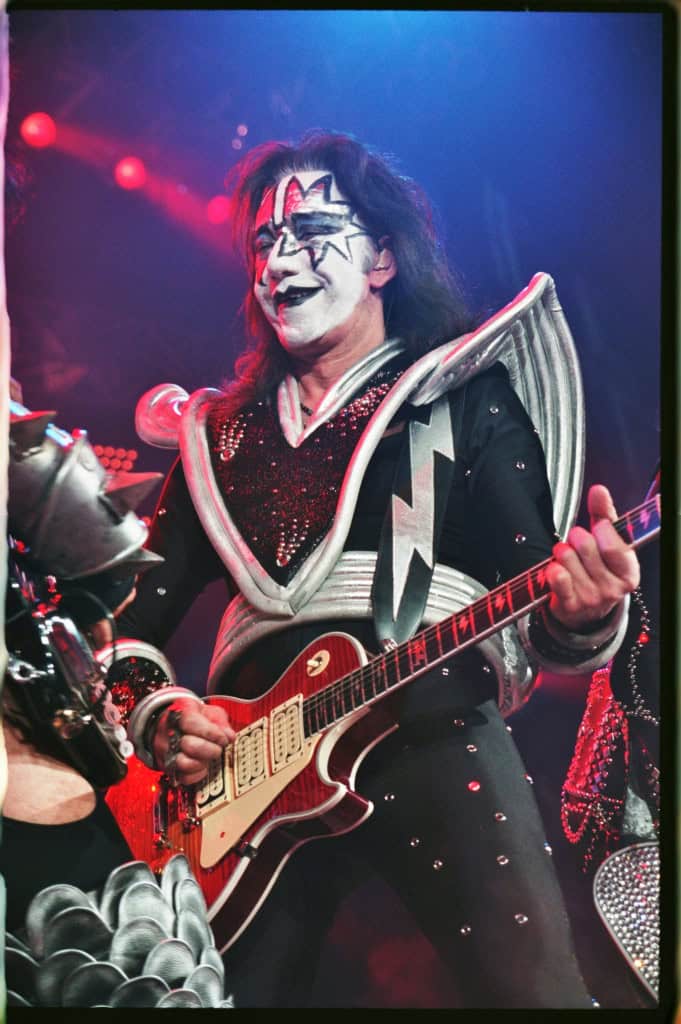 Ace Frehley, cofundador do Kiss, morre após queda O guitarrista e cofundador da banda Kiss, Paul Daniel “Ace” Frehley, morreu nesta quinta-feira (16), aos 74 anos. O músico sofreu ferimentos decorrentes de uma queda ocorrida no mês passado. Frehley paramentado com as vestimentas do Kiss e tocando guitarra