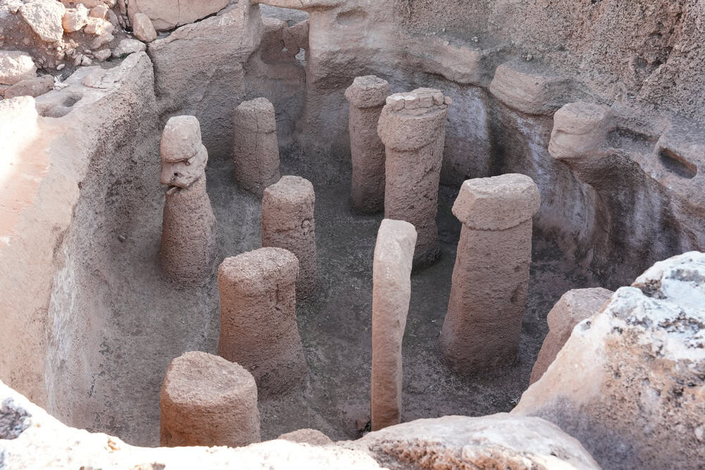 Primeiro autorretrato? Rosto humano esculpido em pedra é descoberto na Turquia Pesquisadores do Ministério da Cultura e Turismo da Turquia estão realizando uma série de escavações em Karahan Tepe. Este é um sítio arqueológico neolítico localizado próximo ao famoso Göbekli Tepe e datado de cerca de 10 mil a.C. Primeiro autorretrato? Rosto humano esculpido em pedra é descoberto na Turquia