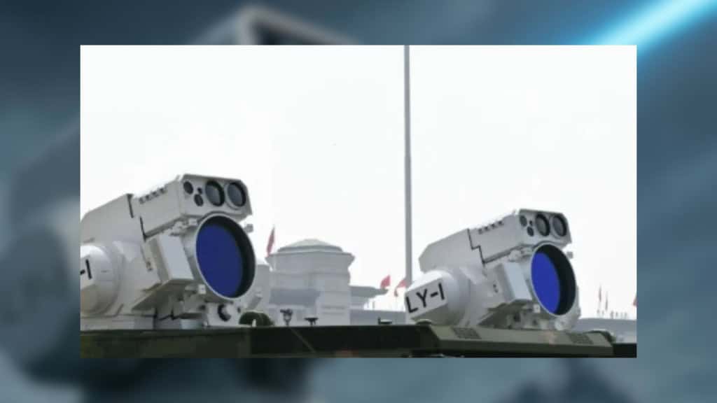 LY-1: o laser naval que a China diz ser mais forte que o dos Estados Unidos A China apresentou o LY-1, nova arma a laser desenvolvida para navios de guerra, durante um desfile militar em Pequim recentemente. E o equipamento teria potência de até 250 quilowatts, suficiente para derrubar drones e mísseis em pleno voo, segundo a mídia estatal e revistas militares do país. Duas armas a laser LY-1, da China