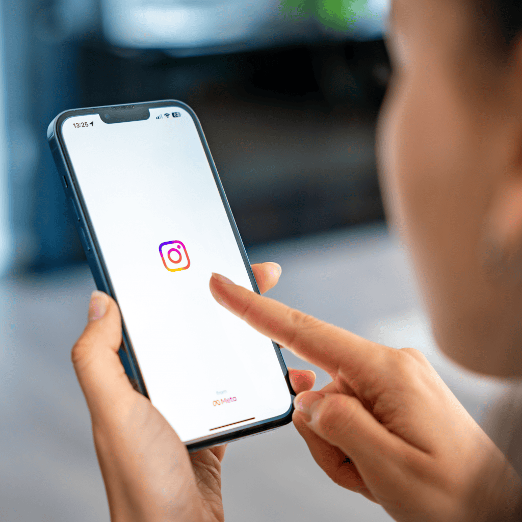 Meta em apuros com Hollywood por usar classificação PG-13 no Instagram A Motion Picture Association (MPA), responsável pela classificação indicativa dos filmes nos Estados Unidos, enviou uma notificação à Meta Platforms, controladora do Instagram, pedindo que a empresa pare de usar o termo “PG-13” em sua nova política de segurança para adolescentes. As informações exclusivas são do Wall Street Journal. Mark Zuckerberg cria opo no Instagram para adolescentes. mtodo tem o objetivo de trazer mais segurança para país e filhos