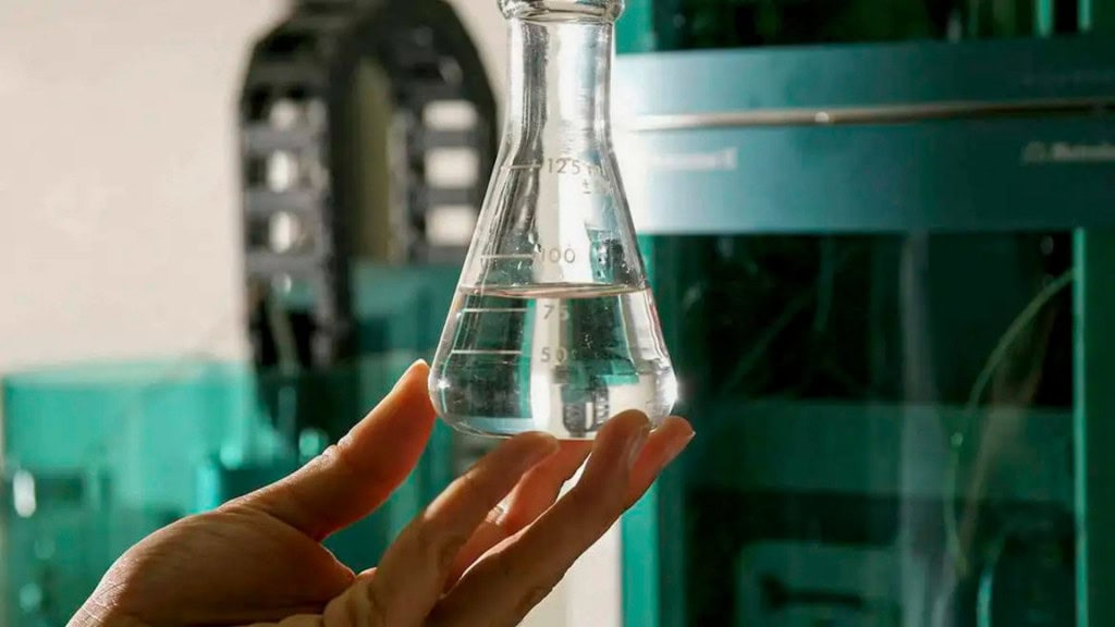 Como funciona o teste rápido e barato que detecta metanol em garrafas lacradas O Brasil enfrenta uma onda de intoxicações por metanol, com casos espalhados por vários estados – alguns terminados em morte. Altamente tóxica, a substância vem sendo encontrada em bebidas adulteradas, o que acendeu um alerta nacional. Pessoa segurando frasco com metanol dentro
