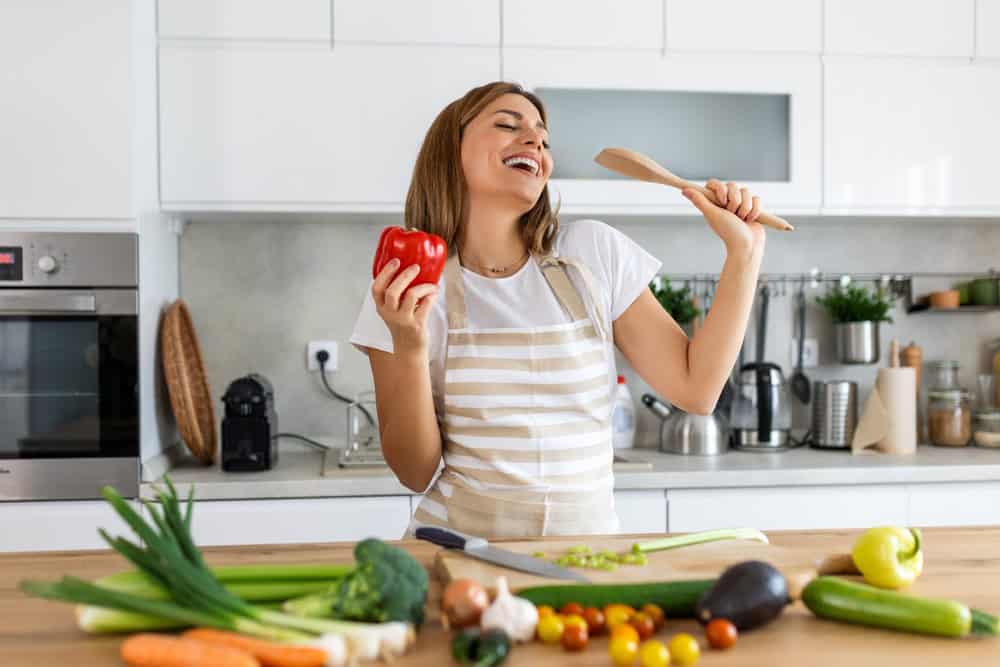 5 dicas para reaproveitar caixa de som velha, como as da JBL Você tem uma caixa de som velha, como as da JBL, em sua casa e está planejando jogá-la fora? Saiba que existem diversas maneiras de reaproveitá-la e evitar que ela se torne apenas um lixo eletrônico. Continue a leitura e veja algumas das principais coisas que podem ser feitas com o item. Música na cozinha