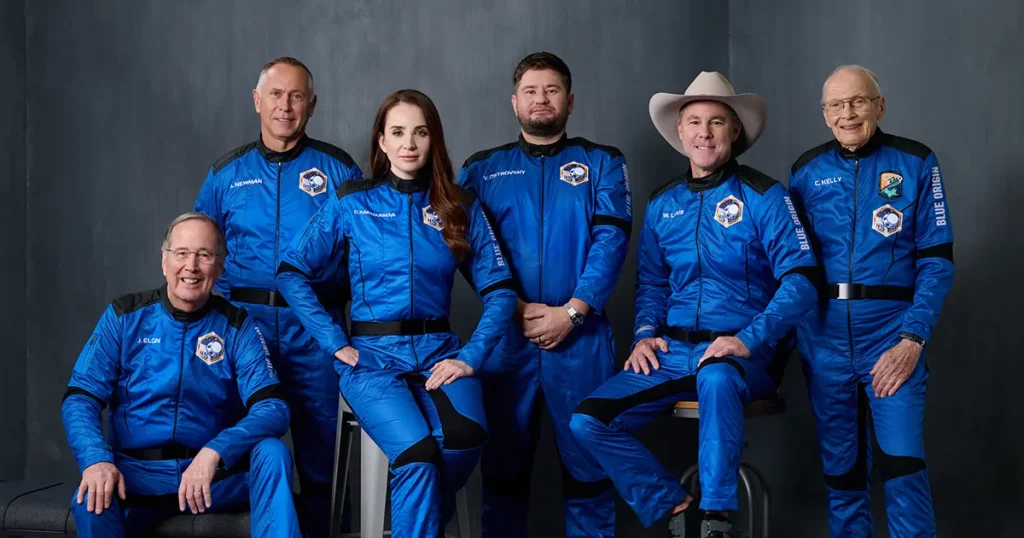 Blue Origin conclui lançamento e revela identidade de turista espacial secreto A Blue Origin realizou mais um voo tripulado bem-sucedido com o New Shepard. O foguete da missão NS-36 decolou do deserto do Texas às 10h40 (horário de Brasília), levando seis turistas espaciais: Jeff Elgin, Danna Karagussova, Clint Kelly III, Aaron Newman, Vitalii Ostrovsky e Will Lewis, que teve sua identidade mantida em segredo até após o voo. Este foi o segundo lançamento de Clint, que já havia participado da missão NS-22. Blue Origin conclui lançamento e revela identidade de turista espacial secreto