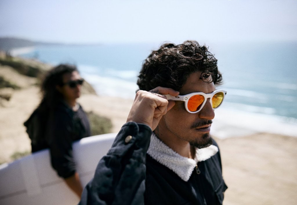 Google prepara novos óculos inteligentes com IA para 2026 O Google pretende voltar ao mercado de óculos inteligentes em 2026, retomando um segmento no qual a empresa teve uma estreia marcada por expectativas altas e resultados frustrantes. A iniciativa surge mais de uma década depois do lançamento do Google Glass, dispositivo apresentado como um avanço promissor, mas que acabou descontinuado poucos anos depois. Google prepara novos óculos inteligentes com IA para 2026