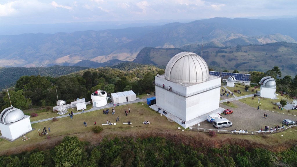 Brasileiros encontraram asteroide com três anéis – entenda a descoberta Todas as sextas-feiras, ao vivo, a partir das 21h (pelo horário de Brasília), vai ao ar o Programa Olhar Espacial, no canal do Olhar Digital no YouTube. O episódio da última sexta-feira (17) (que você confere aqui) apresentou como brasileiros descobriram um sistema de anéis em formação ao redor de um asteroide, feito inédito noticiado na última semana. Brasileiros encontraram asteroide com três anéis – entenda a descoberta