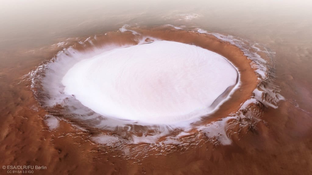 Gelo em Marte pode ser uma “cápsula do tempo” que guarda sinais de vida antiga Se Marte já abrigou vida em um passado remoto, sinais moleculares podem ainda estar guardados sob o gelo do planeta. É o que diz um estudo publicado recentemente na revista Astrobiology, conduzido em parceria entre a NASA e a Universidade Estadual da Pensilvânia. Gelo em Marte pode ser uma “cápsula do tempo” que guarda sinais de vida antiga