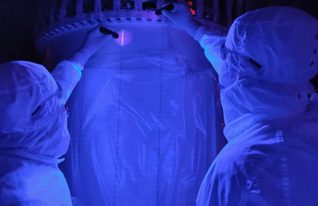 Detector mega sensível desafia atual hipótese da matéria escura No interior de uma mina na Dakota do Sul, nos Estados Unidos, está um complexo laboratório com o detector LUX-ZEPLIN (LZ). Composto por uma dupla de tanques de titânio cheios de xenônio líquido, esse equipamento está no subsolo para evitar a interferência de partículas cósmicas, corpos que podem abafar os sinais da misteriosa matéria escura. Detector mega sensível desafia atual hipótese da matéria escura