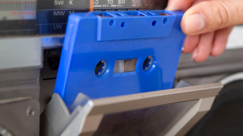 Você se lembra? 7 aparelhos que marcaram época e sumiram com o tempo Com o avanço da tecnologia, é natural que alguns dispositivos ganhem novas funções enquanto outros fiquem para trás. Walkman, Discman, iPod, MP3 e até as câmeras digitais e filmadoras domésticas foram, aos poucos, deixados de lado – especialmente depois que os smartphones passaram a reunir tudo em um só lugar. Pessoa colocando fita cassete azul no leitor de musica