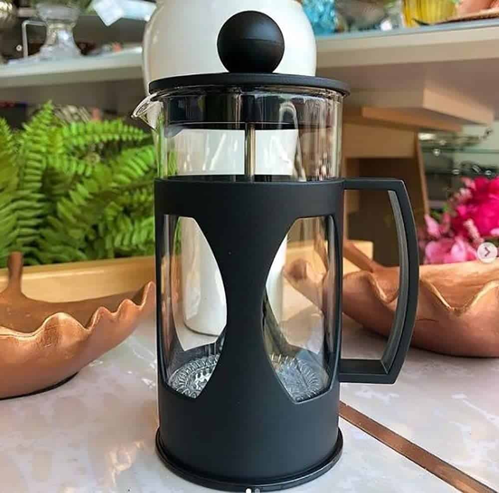 5 cafeteiras para quem ama café, mas não entende nada da bebida Para os amantes de um cafézinho que estão começando a explorar o amplo e complexo mundo do café, a escolha da cafeteira certa pode ser um desafio, mas é também um fator essencial para atingir uma bebida de melhor qualidade. Apresentaremos aqui algumas indicações de modelos de cafeteiras, destacando também suas principais características, vantagens, desvantagens e faixa de preço. Cafeteira Prensa Francesa