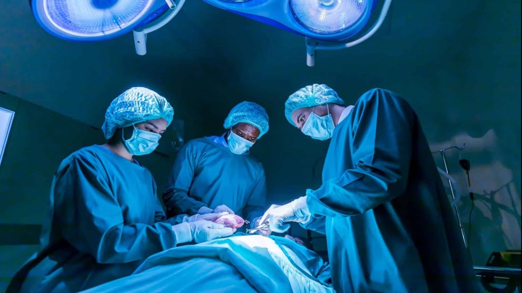 Inteligência artificial melhora eficiência de transplantes de órgãos Médicos e pesquisadores da Universidade de Stanford, nos Estados Unidos, desenvolveram uma ferramenta de inteligência artificial capaz de prever, com alta precisão, se um órgão de doador estará dentro do tempo viável para transplante. IA desenvolvida em Stanford ajuda a prever órgãos viáveis, reduzindo cancelamentos e aumentando chances de transplantes bem-sucedidos.