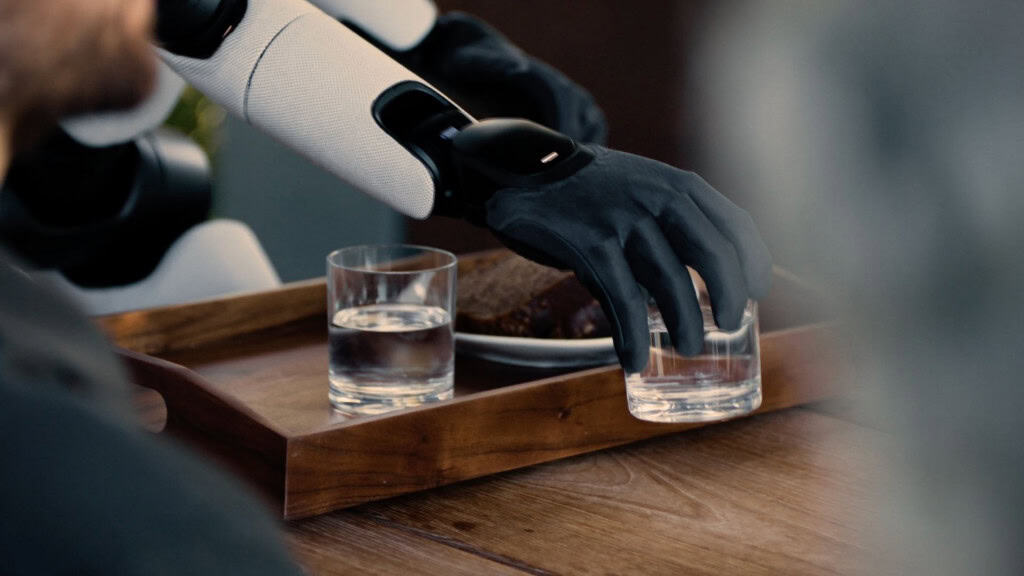 Figure 03: o robô humanoide que quer levar a IA da nuvem para o chão da sua casa O Figure 03, robô humanoide lançado pela startup americana Figure AI nesta semana, foi eleito uma das melhores invenções de 2025 pela revista Time. O modelo promete levar a inteligência artificial (IA) para o mundo físico, com mãos sensíveis, câmeras nas palmas e um sistema capaz de aprender tarefas humanas com poucos dados. Robô Figure 03 segurando copo de vidro enquanto serve bebida em mesa