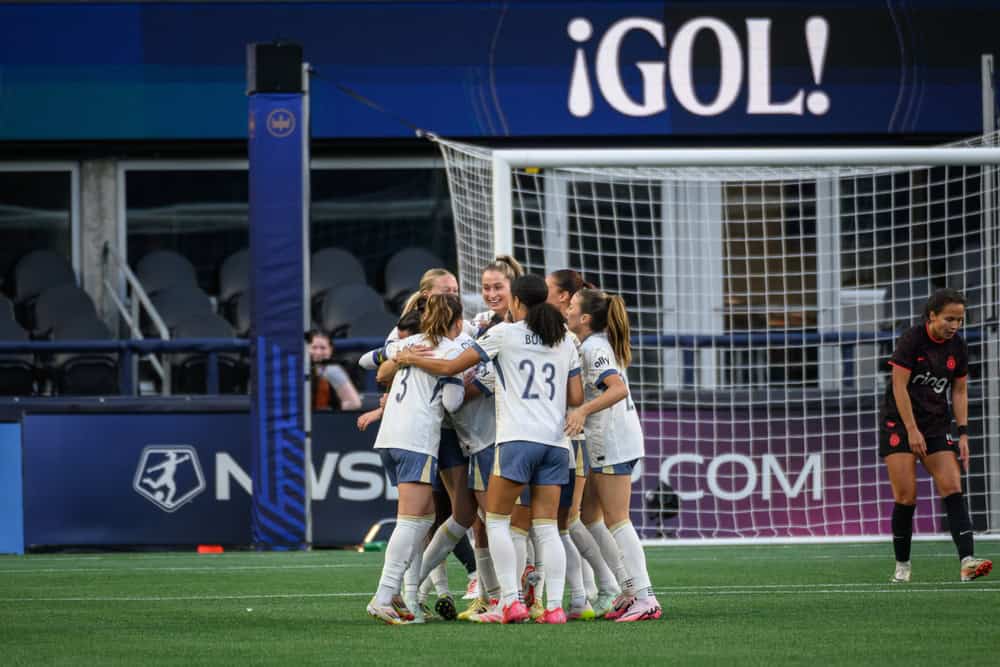 Treinadora de time dos EUA usa ChatGPT para escolher tática; será que deu certo? Não é novidade que a inteligência artificial esteja sendo utilizada no futebol. Mas um caso chamou a atenção. A treinadora de um time da NWSL (liga nacional de futebol feminino dos Estados Unidos) revelou que usou o ChatGPT para escolher táticas. Treinadora de time dos EUA usa ChatGPT para escolher tática; será que deu certo?
