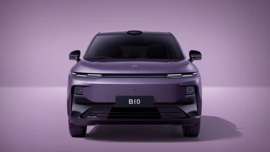 Nova rival da BYD: Leapmotor tem data para lançar SUVs elétricos no Brasil A chinesa Leapmotor estreia no Brasil em novembro, trazendo seus primeiros SUVs elétricos com o apoio da Stellantis, dona de marcas como Fiat, Jeep, Peugeot e Citroën. A chegada será marcada pelo Salão do Automóvel de São Paulo e apoiada por uma rede inicial de mais de 30 concessionárias espalhadas pelo país. Parte da frente de B10, SUV elétrico da Leapmotor, andando em rodovia