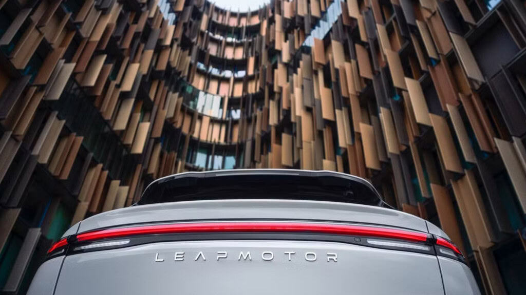 Nova rival da BYD: Leapmotor tem data para lançar SUVs elétricos no Brasil A chinesa Leapmotor estreia no Brasil em novembro, trazendo seus primeiros SUVs elétricos com o apoio da Stellantis, dona de marcas como Fiat, Jeep, Peugeot e Citroën. A chegada será marcada pelo Salão do Automóvel de São Paulo e apoiada por uma rede inicial de mais de 30 concessionárias espalhadas pelo país. Traseira de C10, SUV elétrico da Leapmotor, andando em rodovia