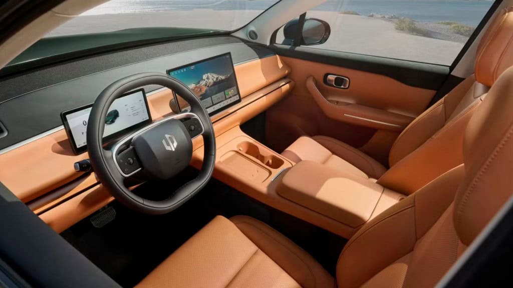 Nova rival da BYD: Leapmotor tem data para lançar SUVs elétricos no Brasil A chinesa Leapmotor estreia no Brasil em novembro, trazendo seus primeiros SUVs elétricos com o apoio da Stellantis, dona de marcas como Fiat, Jeep, Peugeot e Citroën. A chegada será marcada pelo Salão do Automóvel de São Paulo e apoiada por uma rede inicial de mais de 30 concessionárias espalhadas pelo país. Interior de C10, SUV elétrico da Leapmotor, andando em rodovia