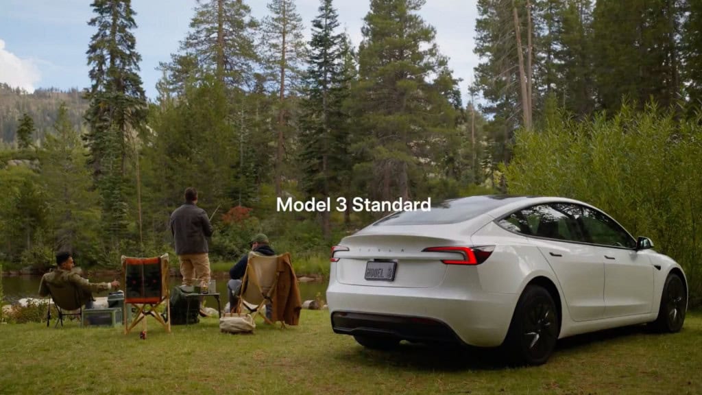 Com versões ‘peladas’ do Model 3 e Y, Tesla tenta se recuperar de ano fraco A Tesla apresentou nesta semana versões mais baratas de seus dois modelos mais vendidos: o sedã Model 3 e o SUV Model Y. Chamadas de Standard, elas chegam ao mercado americano com preços a partir de US$ 37 mil e US$ 40 mil (cerca de R$ 208 mil e R$ 225 mil, respectivamente – em conversão direta). São valores aproximadamente US$ 5 mil abaixo das versões de entrada anteriores. Model 3 Standard da Tesla em camping