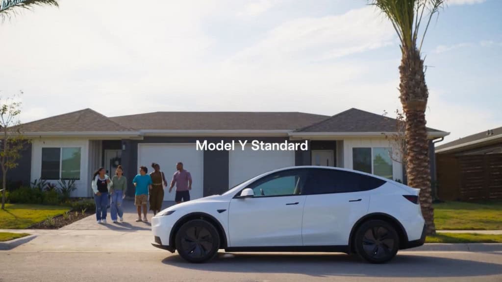 Com versões ‘peladas’ do Model 3 e Y, Tesla tenta se recuperar de ano fraco A Tesla apresentou nesta semana versões mais baratas de seus dois modelos mais vendidos: o sedã Model 3 e o SUV Model Y. Chamadas de Standard, elas chegam ao mercado americano com preços a partir de US$ 37 mil e US$ 40 mil (cerca de R$ 208 mil e R$ 225 mil, respectivamente – em conversão direta). São valores aproximadamente US$ 5 mil abaixo das versões de entrada anteriores. Lateral do novo Model Y Standard, SUV da Tesla