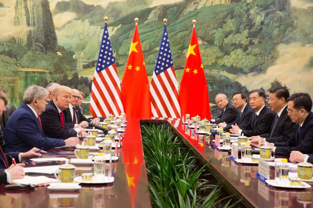 China acusa EUA de ciberataque O governo chinês afirma ter encontrado indícios de um ataque cibernético dos Estados Unidos. O Ministério da Segurança do Estado da China publicou um comunicado em sua conta no WeChat, no qual afirmava que a Agência de Segurança Nacional dos EUA (NSA) havia realizado uma operação de ataque cibernético contra o Centro Nacional de Serviço de Tempo (NTSC). China acusa EUA de ciberataque