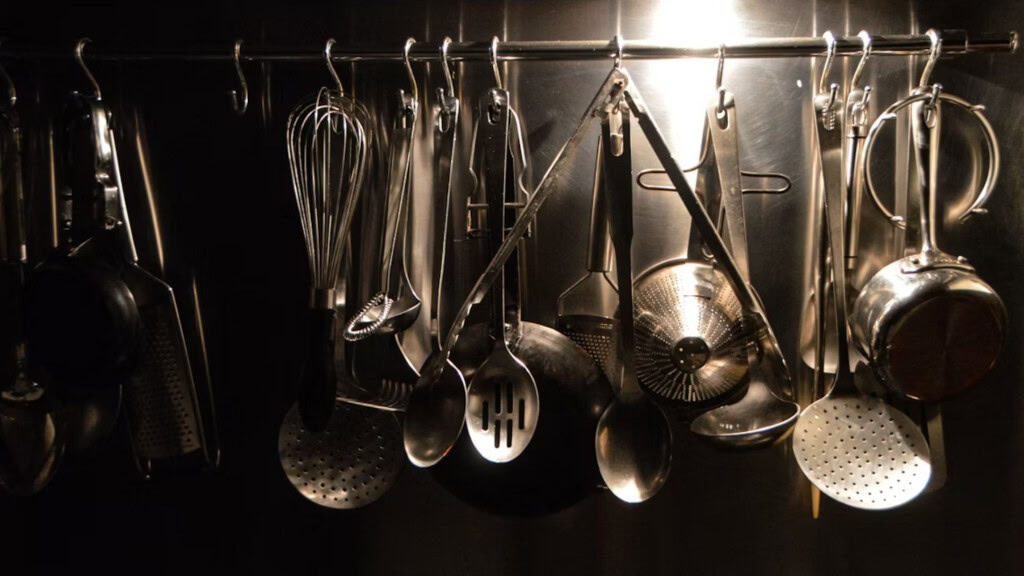 Utensílios de metal pendurados na parede