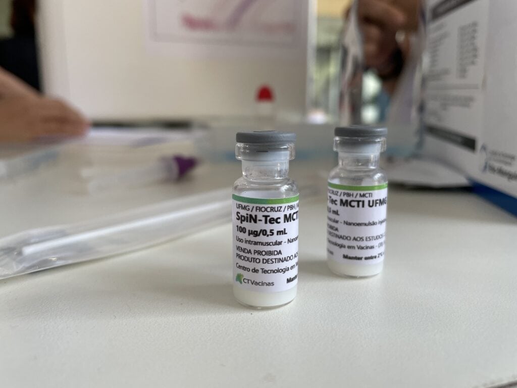 Vacina brasileira contra a Covid-19 avança para fase final de testes O Brasil está prestes a conquistar uma vacina contra a covid-19 totalmente nacional. Desenvolvido pela UFMG, o imunizante avançou para a fase final de testes clínicos, com previsão de distribuição pelo SUS até o início de 2027. O avanço, além de auxiliar no combate anual contra a doença, também deixará o país menos dependente de vacinas estrangeiras para atender a população. Vacina brasileira contra a covid
