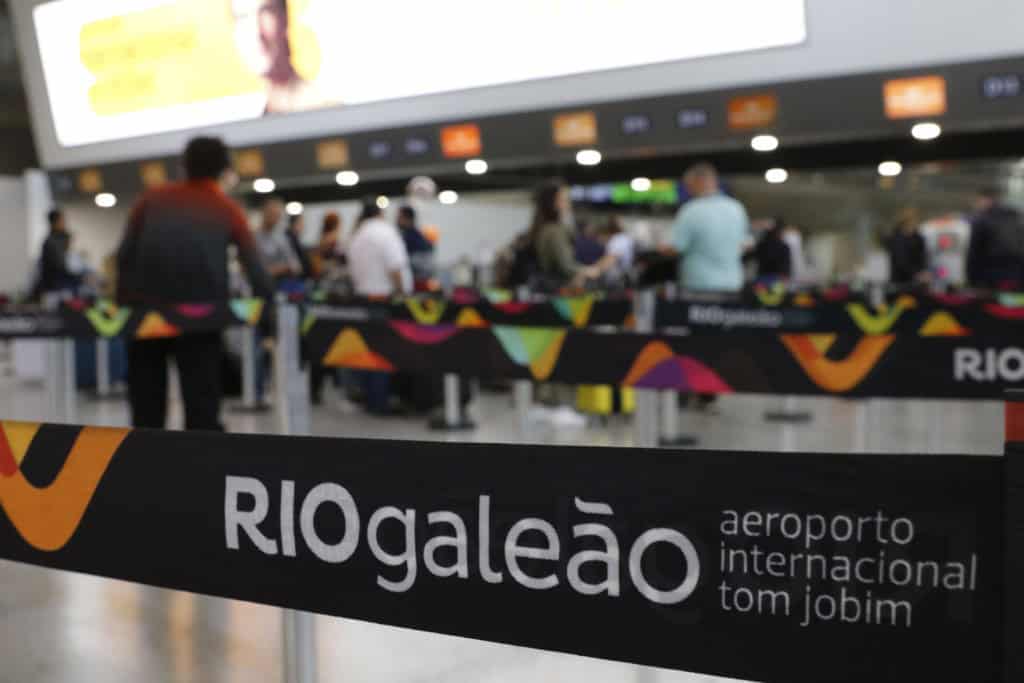 De “elefante branco” a potência: Galeão é o aeroporto que mais cresce no Brasil Apontado até pouco tempo atrás como um “elefante branco” sem movimento que justificasse sua estrutura, o Aeroporto Internacional Tom Jobim (Galeão) virou o jogo e hoje ocupa a terceira posição no ranking nacional em número de passageiros transportados. De “elefante branco” a potência: Galeão é o aeroporto que mais cresce no Brasil