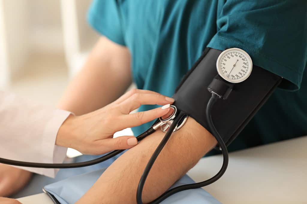 Como calibrar o aparelho para medir pressão arterial manual e digital Medir a pressão arterial em casa é uma prática cada vez mais comum e importante para a saúde cardiovascular. Mas, para que o acompanhamento caseiro realmente reflita a realidade, é crucial que o aparelho esteja devidamente calibrado. Equipamentos desajustados podem indicar valores incorretos e comprometer a avaliação médica. Profissional de saúde mede pressão arterial com esfigmomanômetro manual no braço de um paciente.