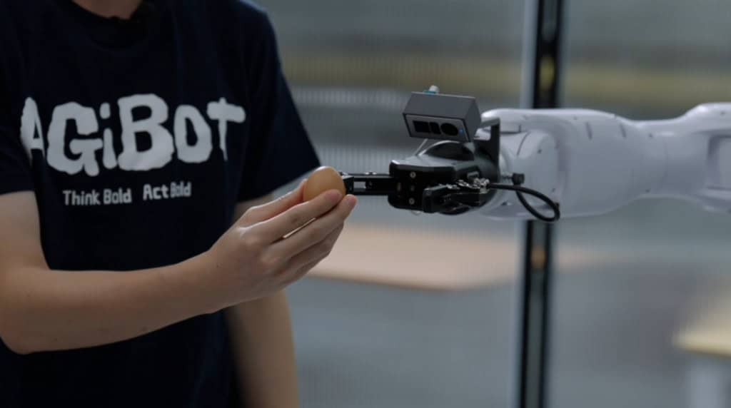 Agibot lança robô humanoide G2 que trabalha sozinho e interage como um humano A Agibot anunciou oficialmente o lançamento do G2, seu novo robô humanoide industrial projetado para operar em ambientes comerciais. A apresentação marca a chegada de uma nova geração de robôs que unem automação e inteligência artificial avançada. O teste com um ovo cru mostra a resposta controlada do braço de força do Agibot G2, projetado para detectar e ajustar a pressão em tempo real