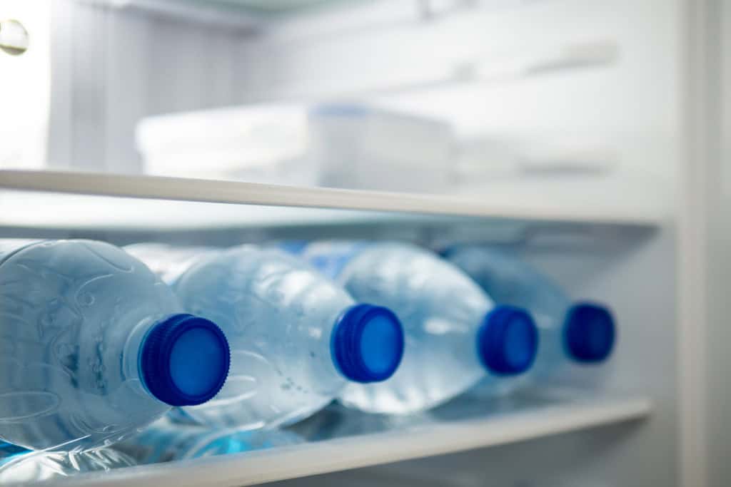 Homem sofre intoxicação após beber água mineral em SP Um homem de 50 anos precisou ser internado na cidade de Garça, interior de São Paulo, após passar mal ao beber água mineral da marca Mineratta. O caso aconteceu na última sexta-feira (10) e levantou preocupação sobre a segurança do lote consumido, que agora está sob investigação das autoridades de saúde e da Polícia Civil. água mineral geladeira