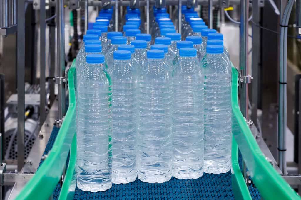 Homem sofre intoxicação após beber água mineral em SP Um homem de 50 anos precisou ser internado na cidade de Garça, interior de São Paulo, após passar mal ao beber água mineral da marca Mineratta. O caso aconteceu na última sexta-feira (10) e levantou preocupação sobre a segurança do lote consumido, que agora está sob investigação das autoridades de saúde e da Polícia Civil. água mineral