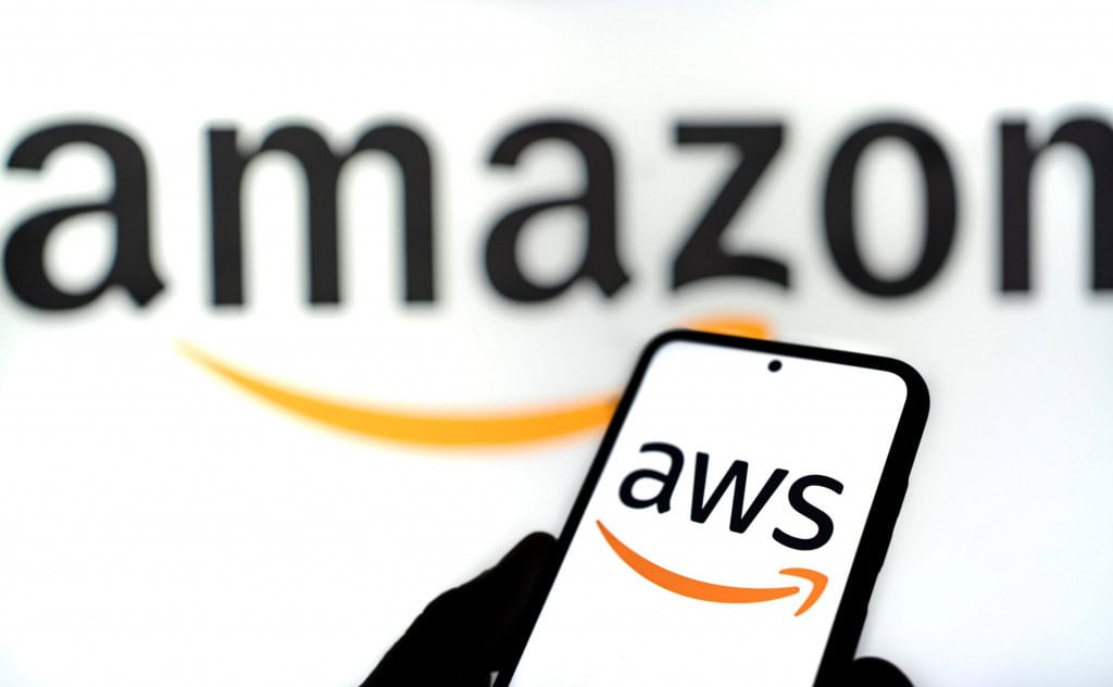 Modo ‘startup gigante’: Amazon vai cortar 14 mil cargos e apostar em IA A Amazon anunciou, nesta terça-feira (28), a redução de cerca de 14 mil cargos corporativos numa nova rodada de demissões. O objetivo é reduzir burocracia e realocar recursos, com foco em iniciativas de inteligência artificial (IA), diz a empresa. aws