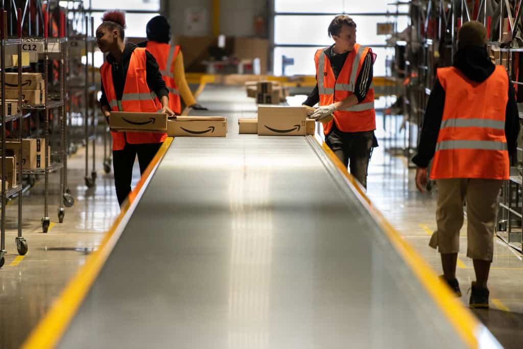 Amazon aposta em robôs e pode cortar 600 mil empregos nos EUA A Amazon planeja uma das maiores transformações já vistas no mercado de trabalho dos Estados Unidos. De acordo com documentos internos obtidos pelo The New York Times, a empresa pretende automatizar até 75% de suas operações nos próximos anos, o que pode levar à substituição de mais de 600 mil empregos humanos por robôs até 2033. trabalhadores amazon