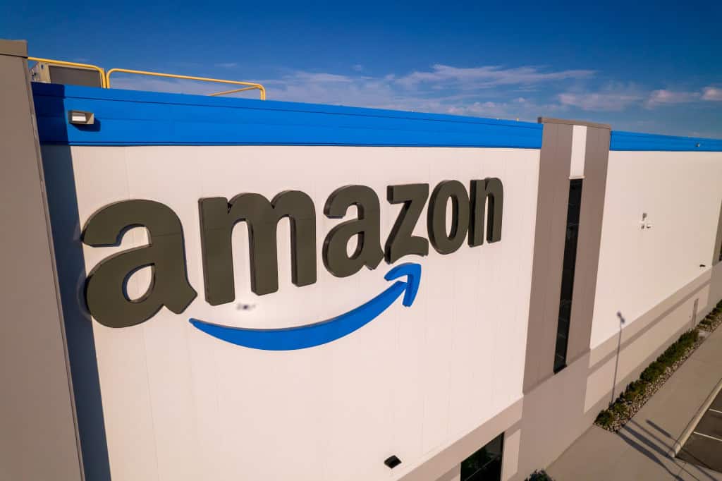 Fachada de prédio da Amazon com logo da empresa