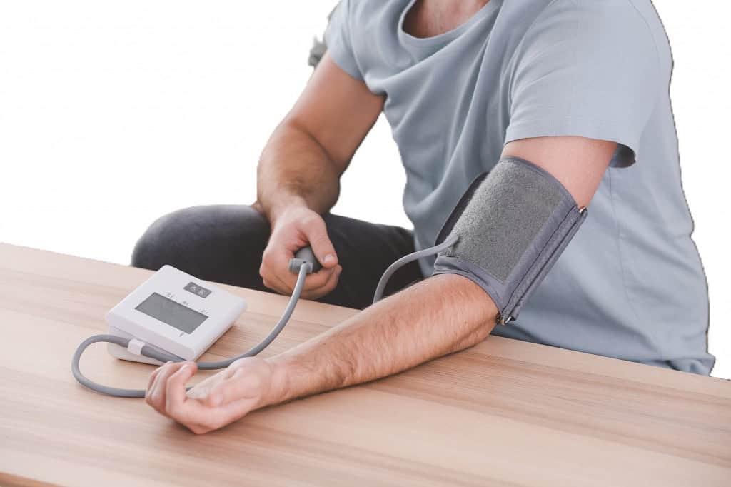 Muito tempo sem comer? Veja sintomas do jejum prolongado e os riscos para o corpo Ficar longos períodos sem comer pode parecer uma forma rápida de perder peso ou compensar exageros alimentares. Porém, o jejum prolongado, especialmente quando feito sem orientação, pode provocar desequilíbrios metabólicos e prejudicar o funcionamento do organismo. Pessoa medindo a pressão arterial em casa com aparelho digital no braço