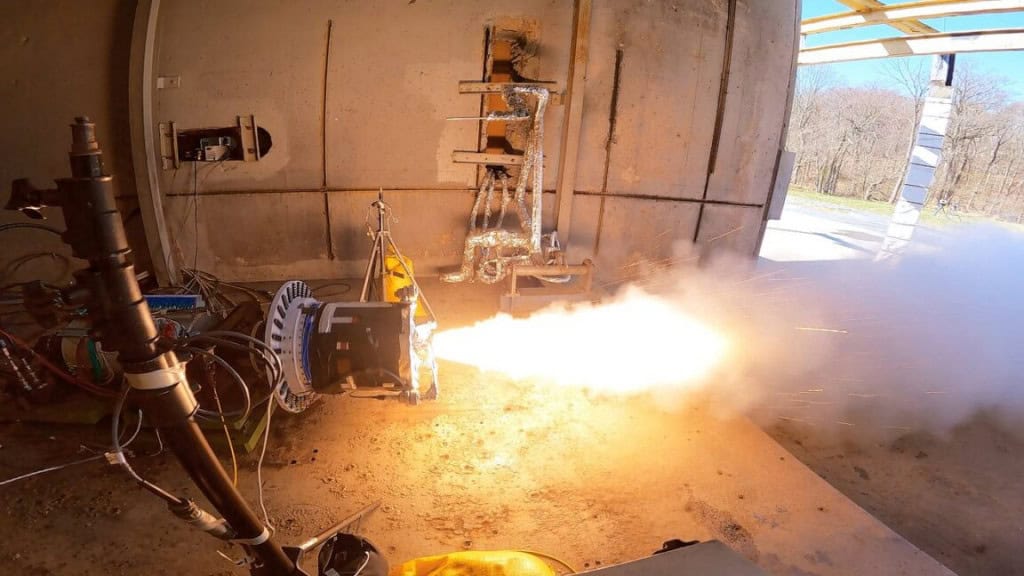 Motor de foguete sólido projetado para o veículo de ascensão da missão de Retorno de Amostras de Marte da NASA sendo testado