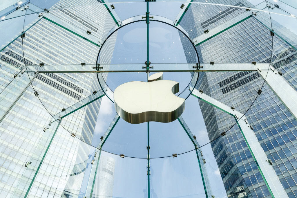Startup vai testar chip cerebral integrado com Apple Vision Pro Chips cerebrais são uma grande aposta para mudar a realidade de pessoas com dificuldades de fala e mobilidade. Algumas interfaces podem ser mais invasivas do que outras, pois dependem de cirurgias no crânio, como é o caso da Neuralink. Outras se apoiam em dispositivos eletrônicos baseados em EEG (eletrodos sobre o couro cabeludo), expertise da Cognixion, que acaba de anunciar um novo teste clínico. Logo da Apple em fachada de loja na China